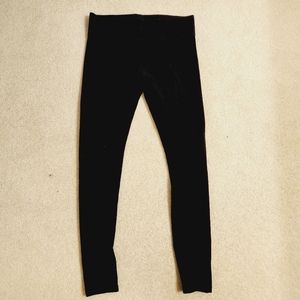 Small plain black leggings by Hue